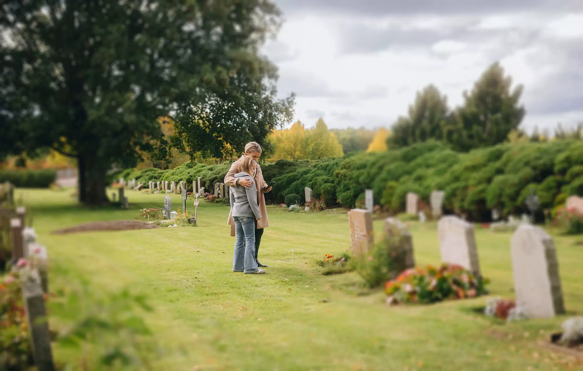 En mamma och dotter tittar på Livsbrickans minnessida