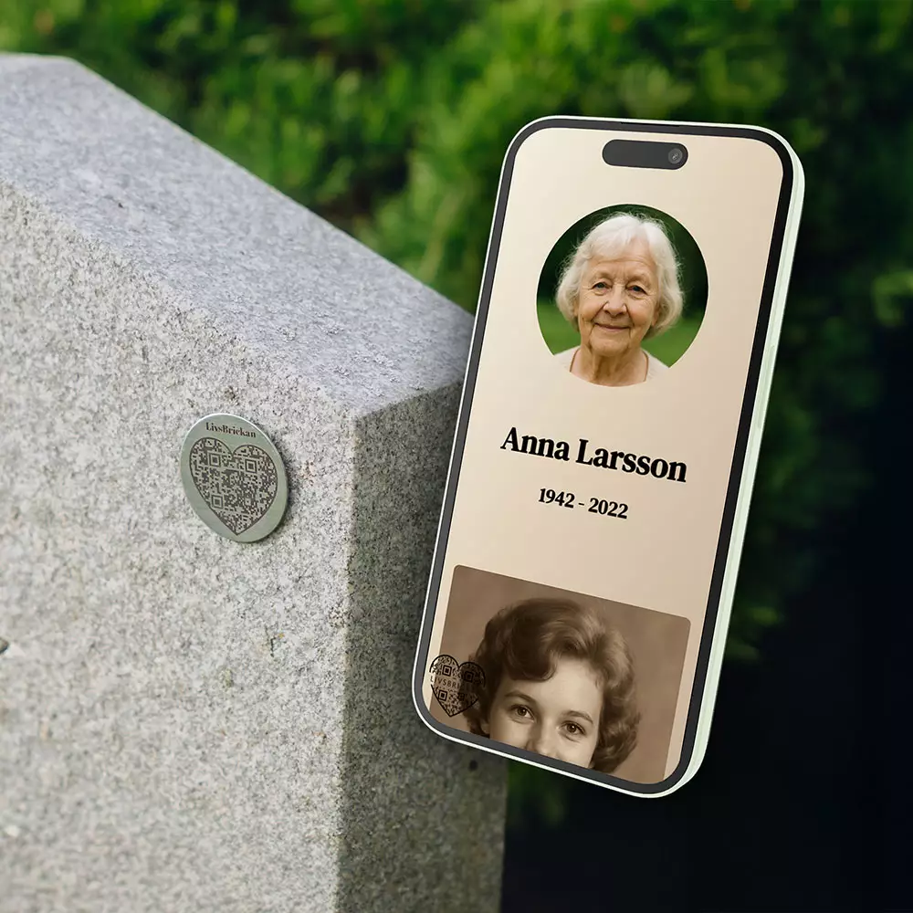 Livsbrickan på en gravsten samt en mobil som visar minnessidan.