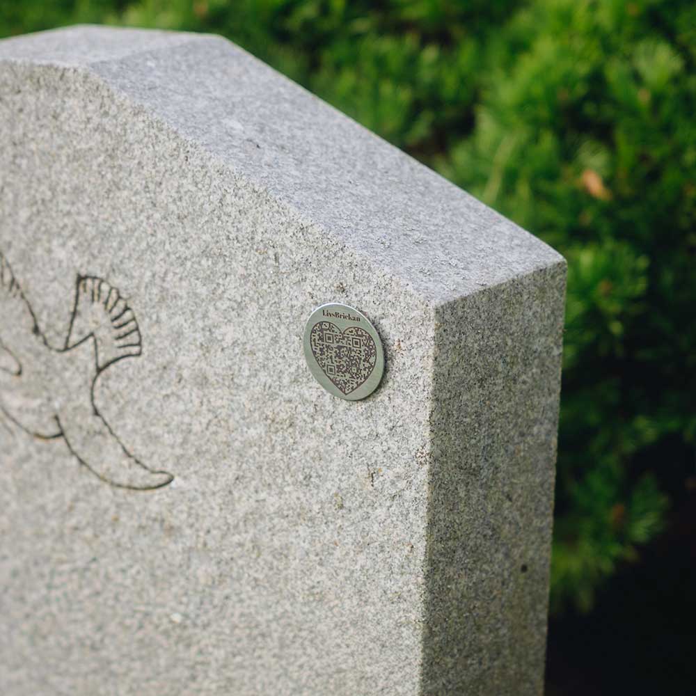 Gravsten med Livsbricka på
